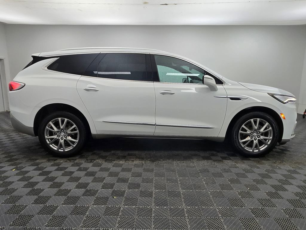 Used 2024 Buick Enclave Essence image 19
