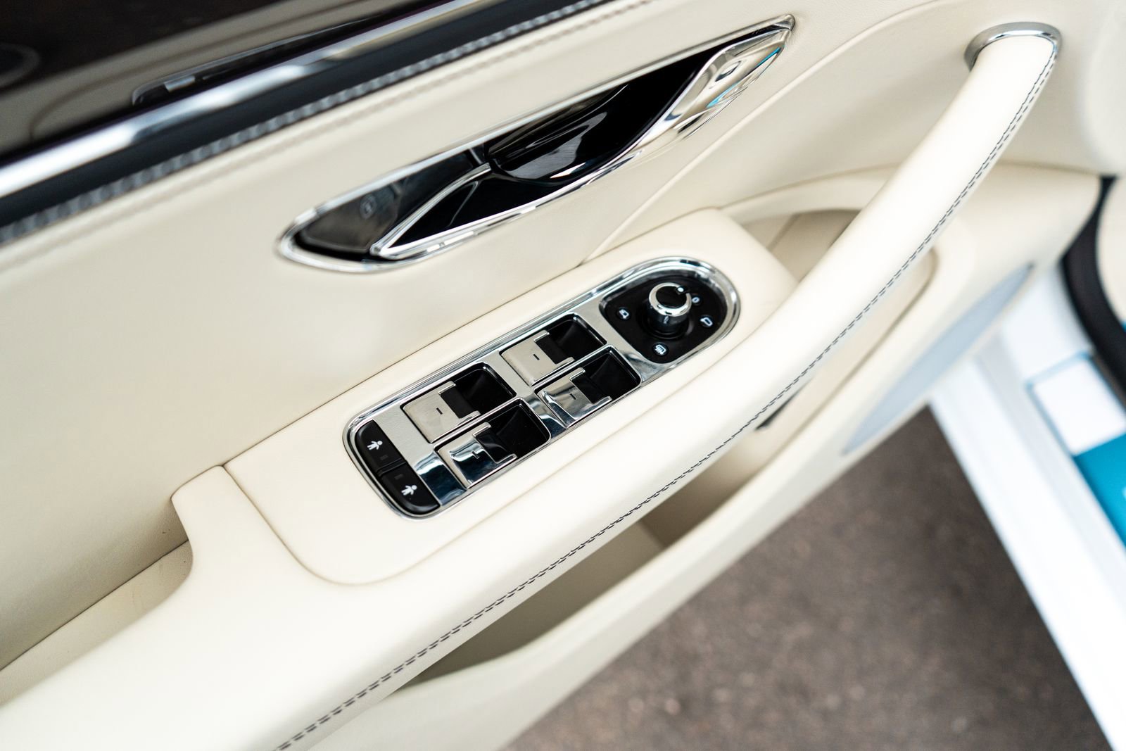 New 2026 Bentley Flying Spur Plug-In Hybrid image 24