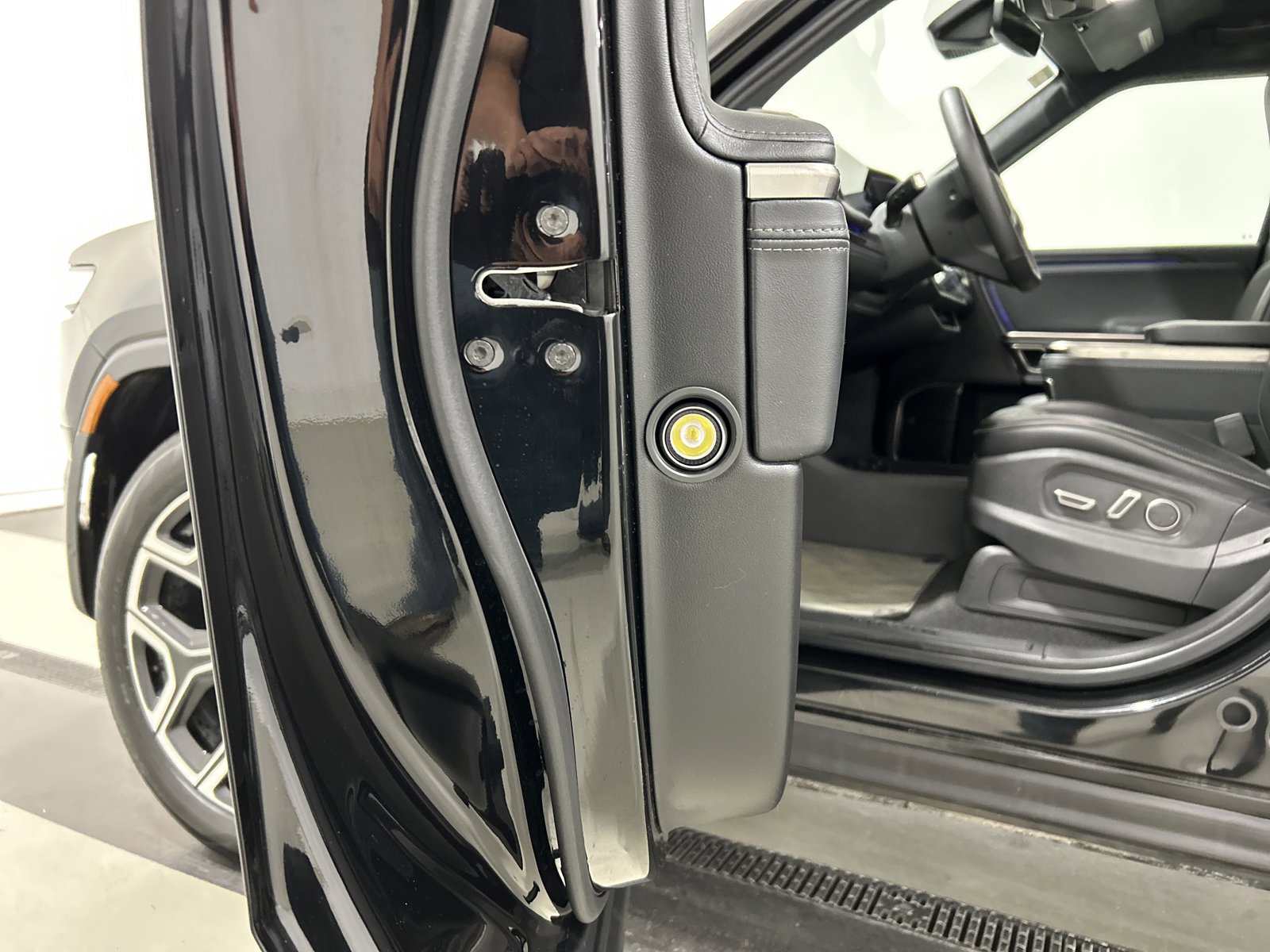 Used 2024 Rivian R1S Adventure AWD/4WD image 31