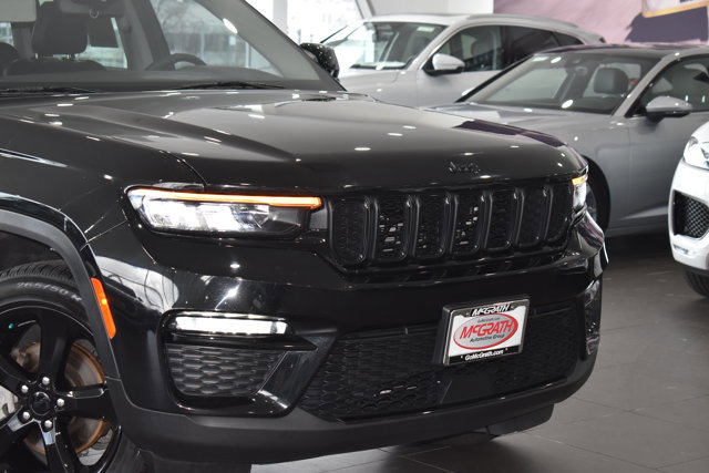Used 2023 Jeep Grand Cherokee Limited w/ Black Appearance Package AWD/4WD image 3