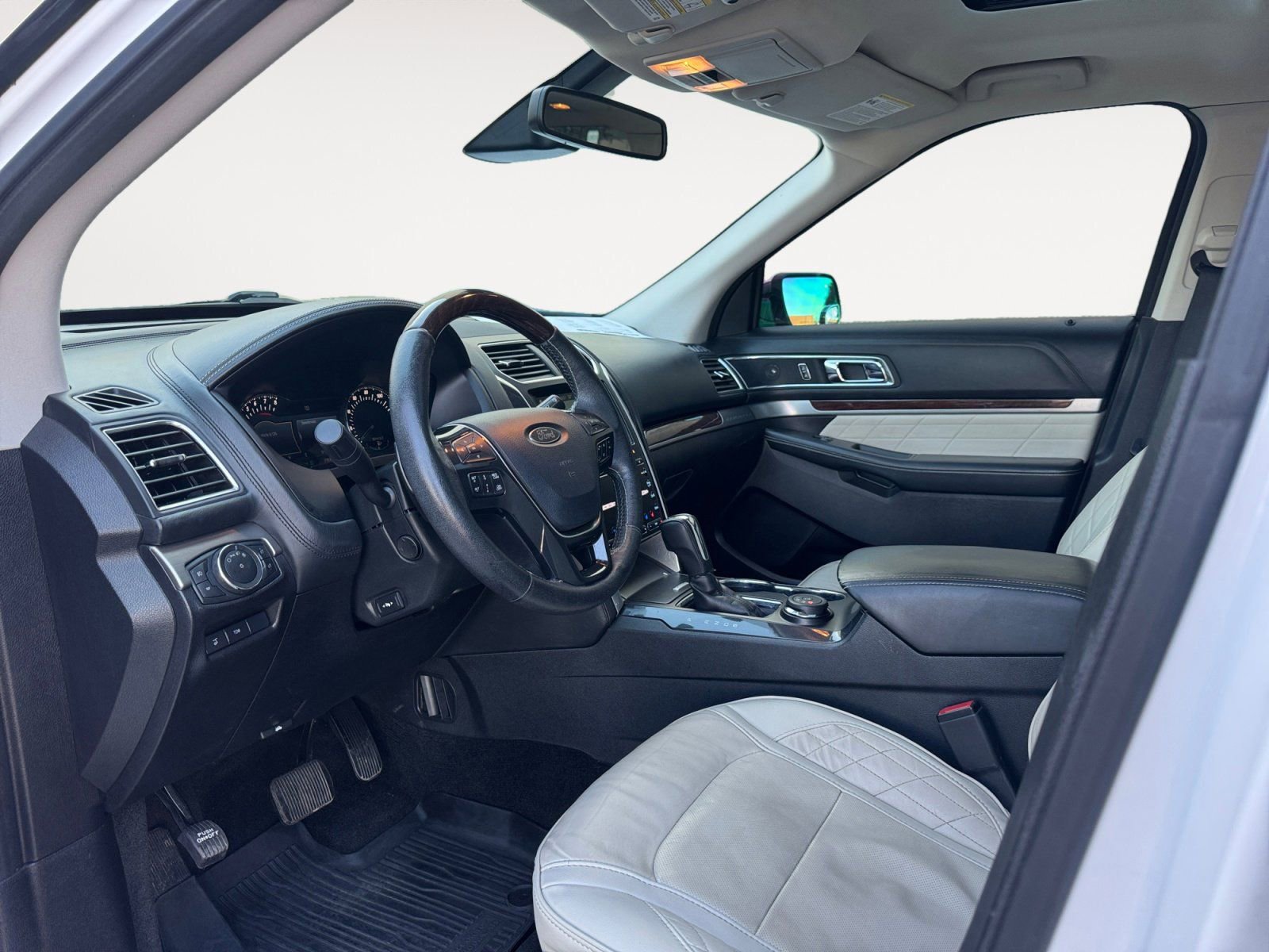 Used 2017 Ford Explorer Platinum image 9