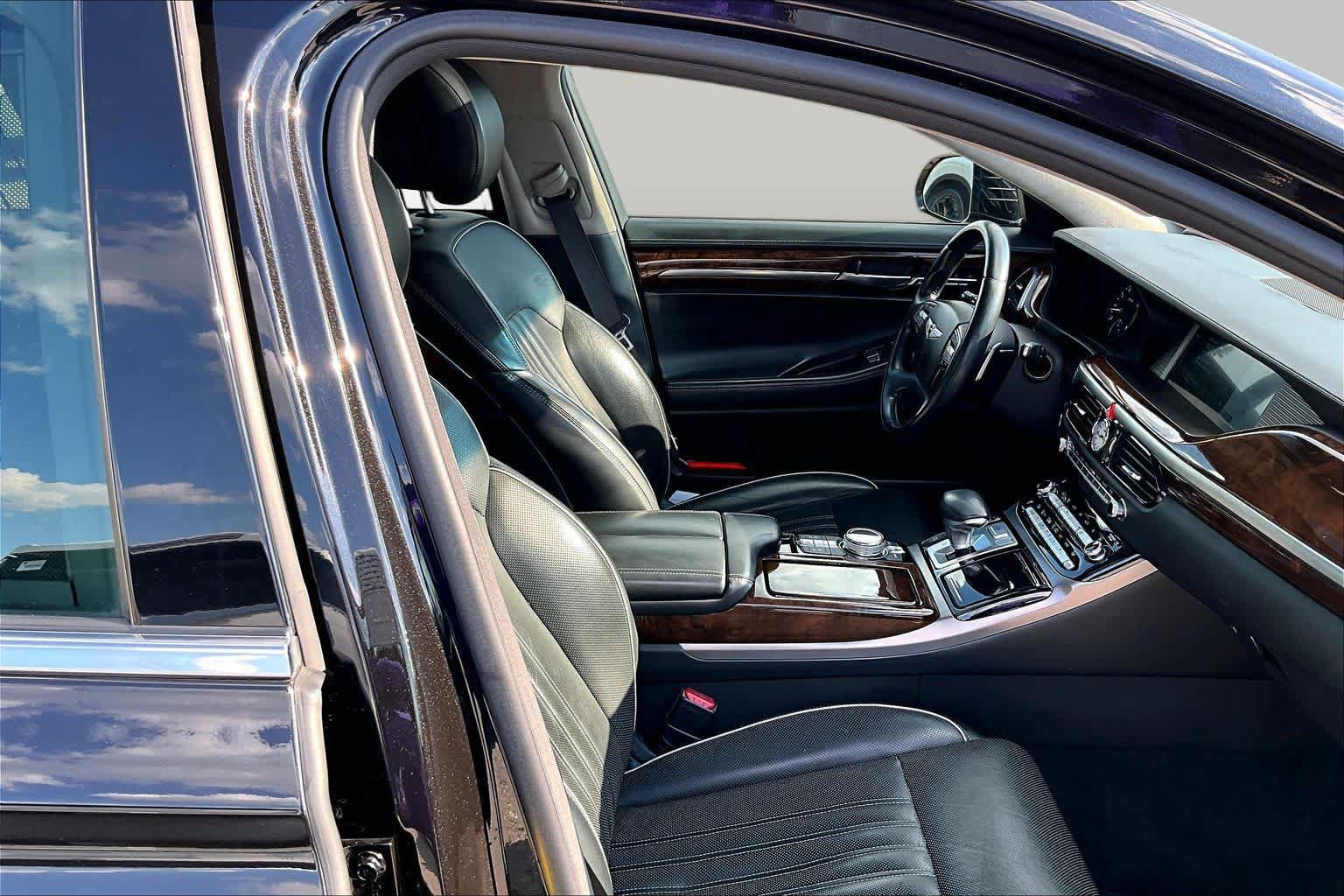 Used 2018 Genesis G90 3.3T Premium RWD image 9