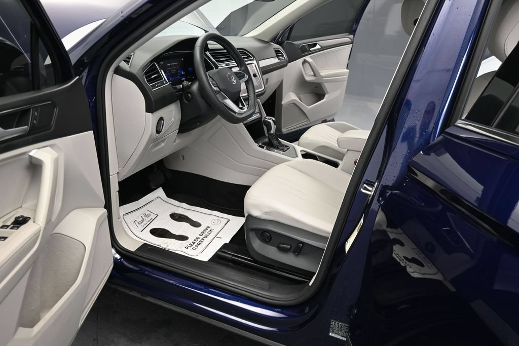 Used 2023 Volkswagen Tiguan SE w/ Panoramic Sunroof Package FWD image 12