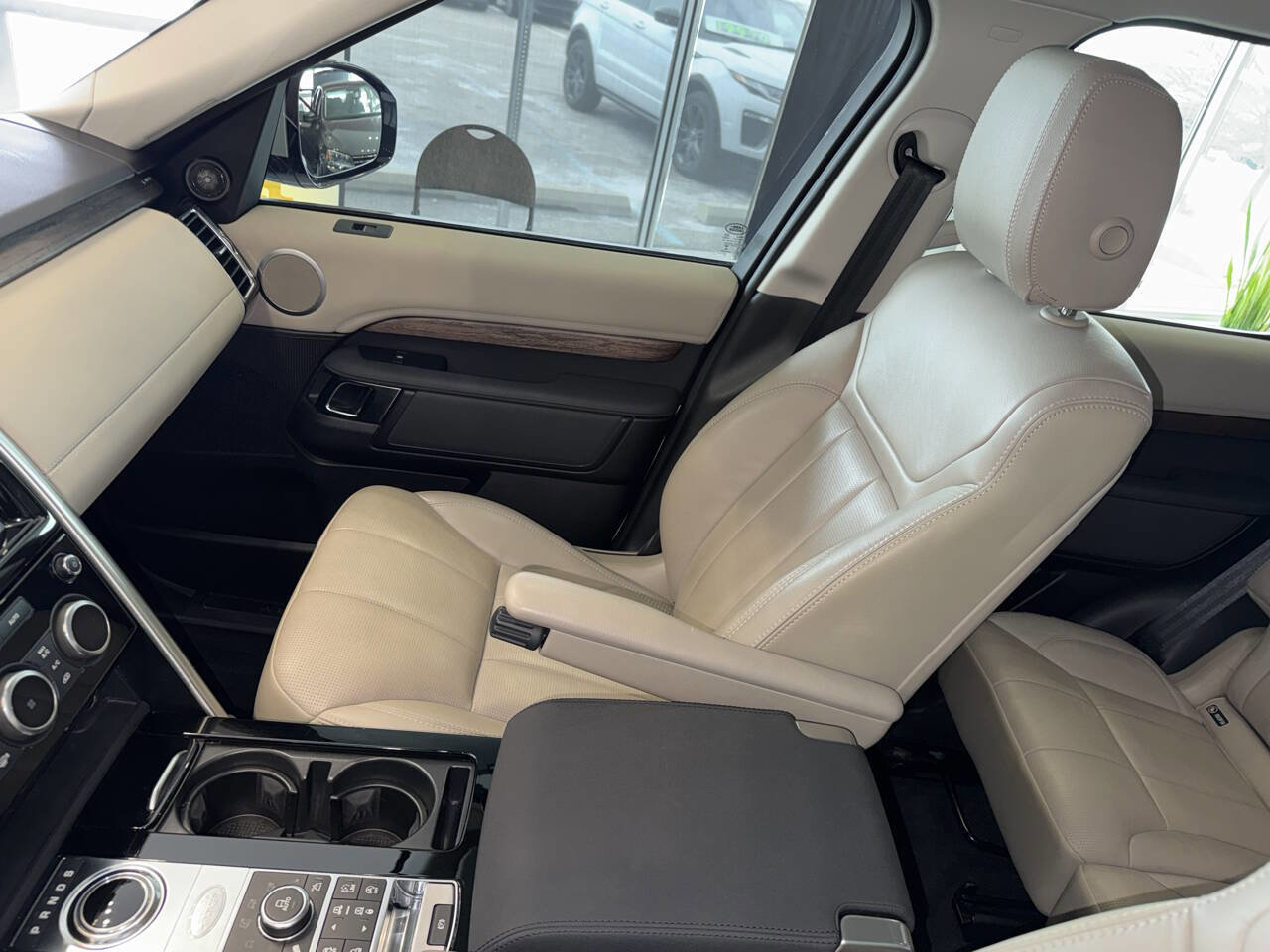 Used 2017 Land Rover Discovery HSE image 33