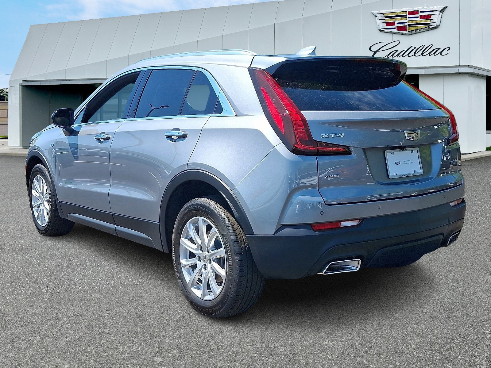 Certified 2023 Cadillac XT4 Luxury w/ Cold Weather Package AWD/4WD image 3