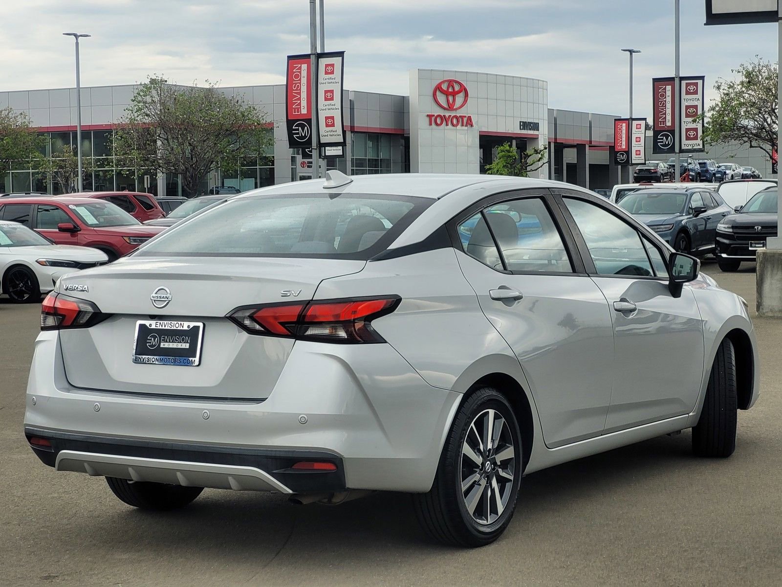Used 2021 Nissan Versa SV FWD image 4