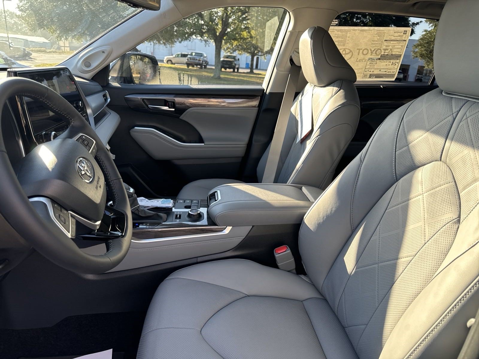 New 2025 Toyota Highlander Platinum AWD/4WD image 13