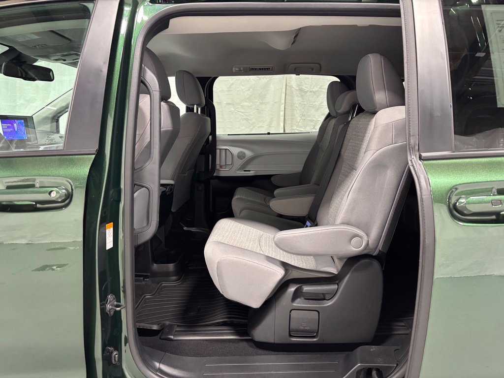 Used 2026 Toyota Sienna LE FWD image 44