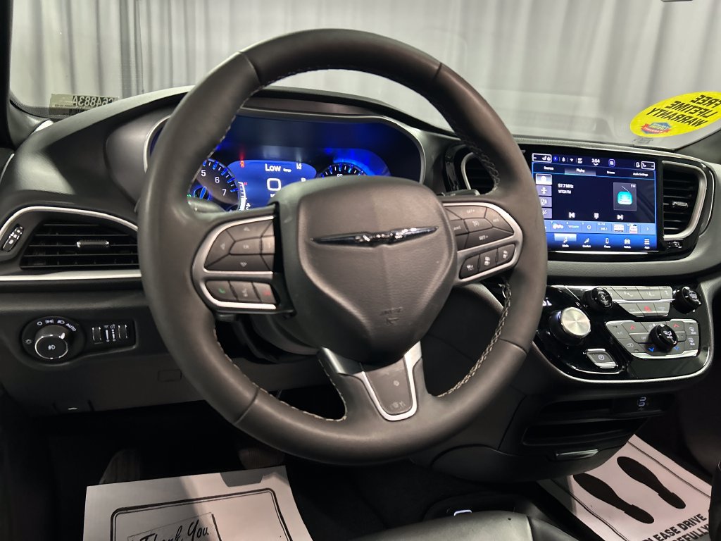 Used 2026 Chrysler Pacifica Select FWD image 15