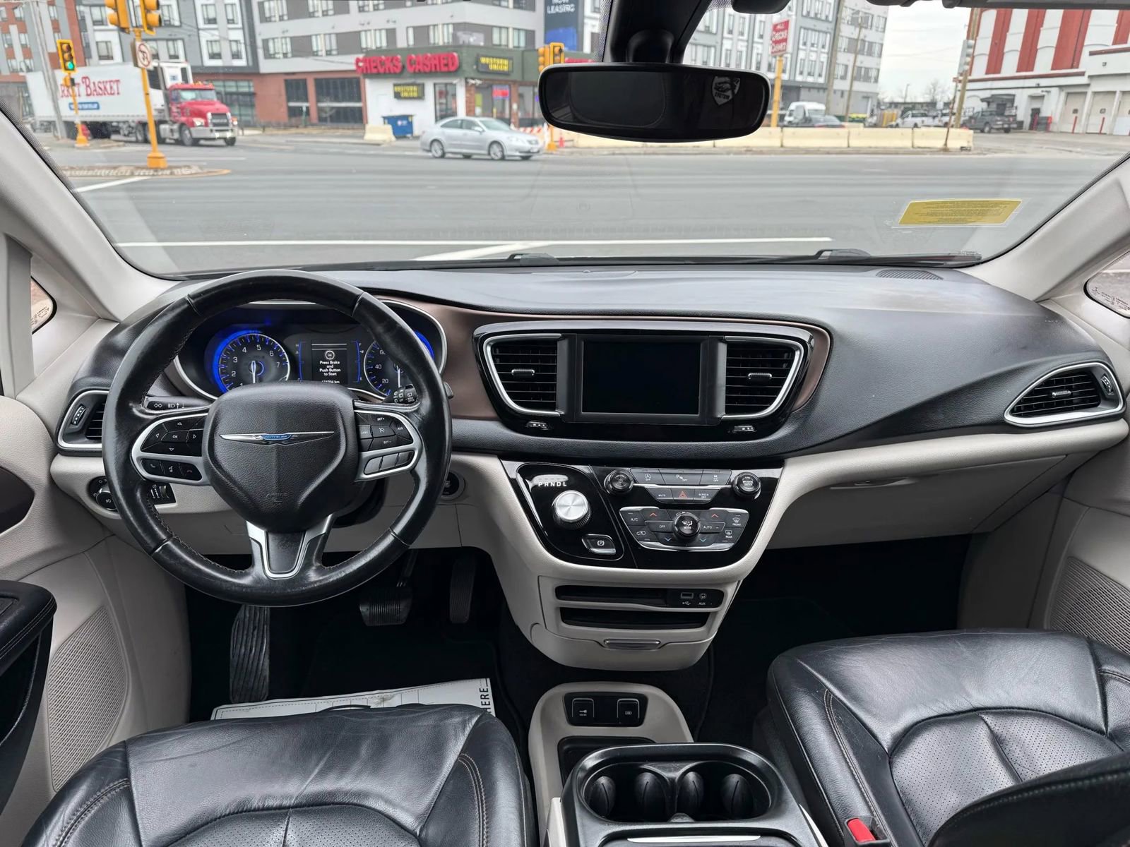 Used 2018 Chrysler Pacifica Touring-L image 13