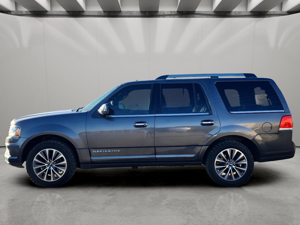Used 2017 Lincoln Navigator Select image 12