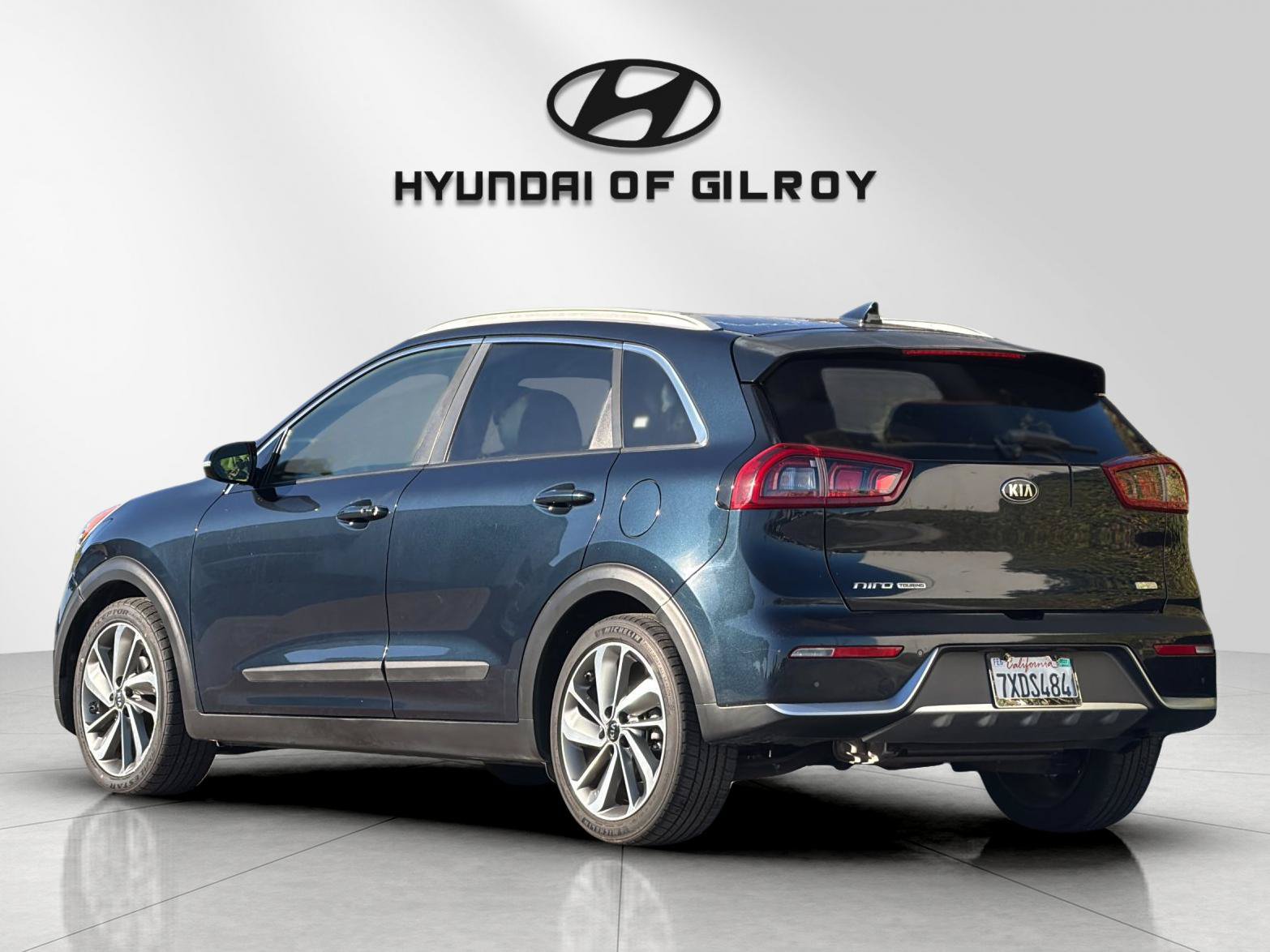 Used 2017 Kia Niro Touring w/ Advanced Technology Package FWD image 3