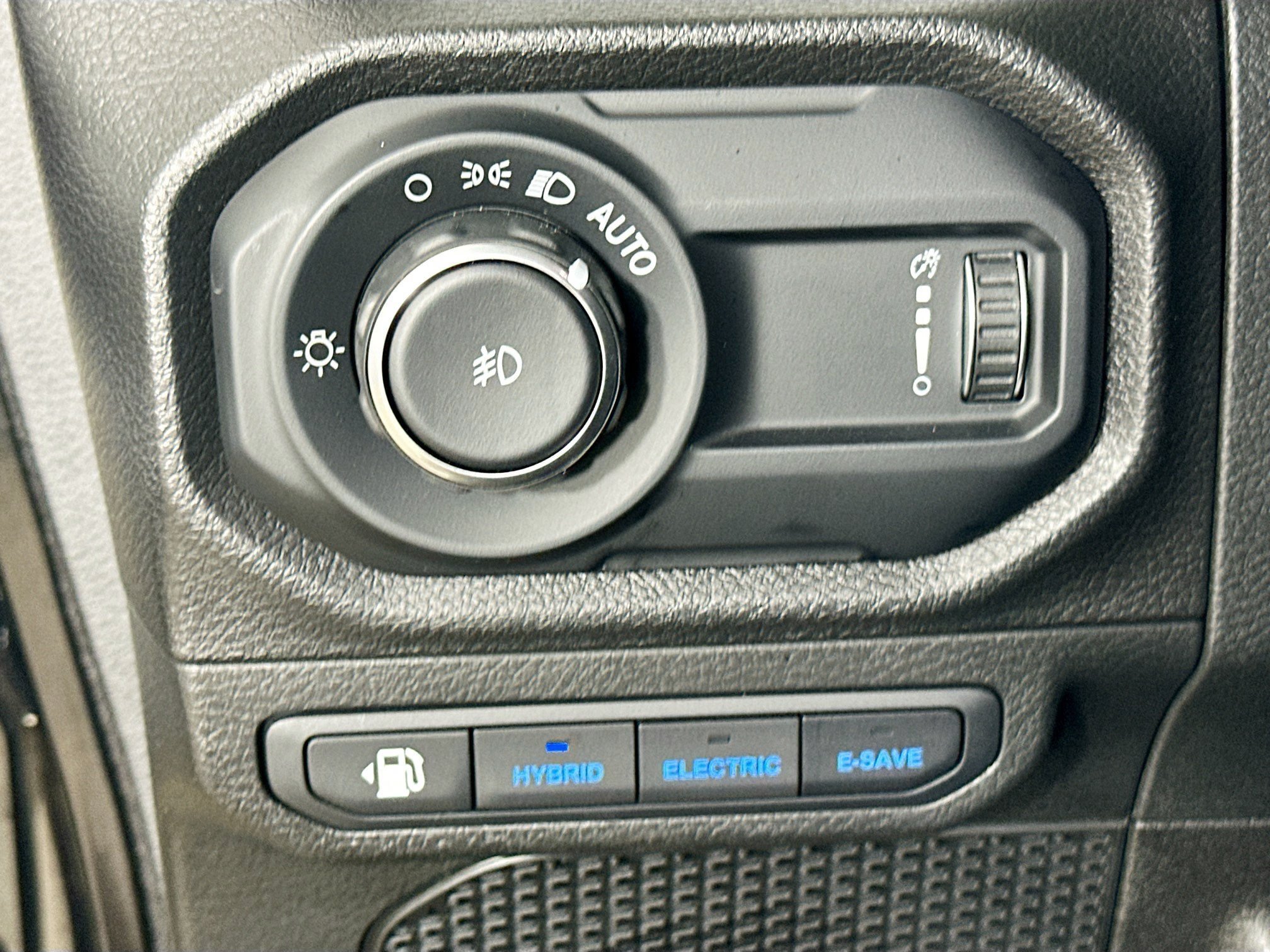 Used 2024 Jeep Wrangler Unlimited w/ Convenience Group AWD/4WD image 11