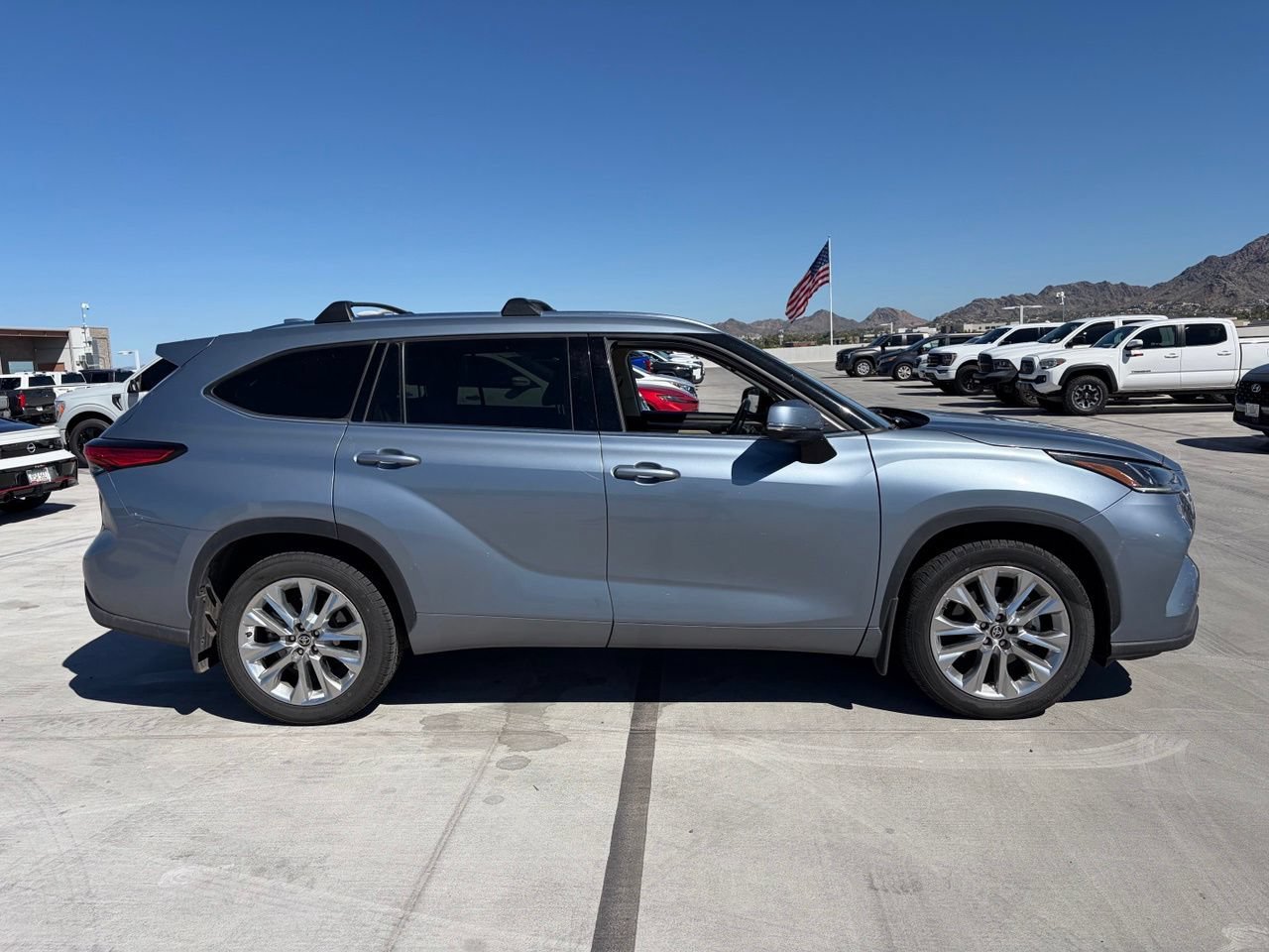 Used 2021 Toyota Highlander Limited AWD/4WD image 3
