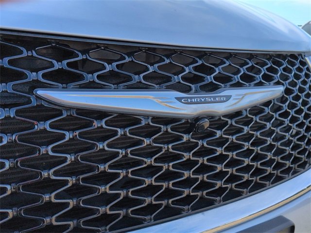 Used 2024 Chrysler Pacifica Touring-L image 9