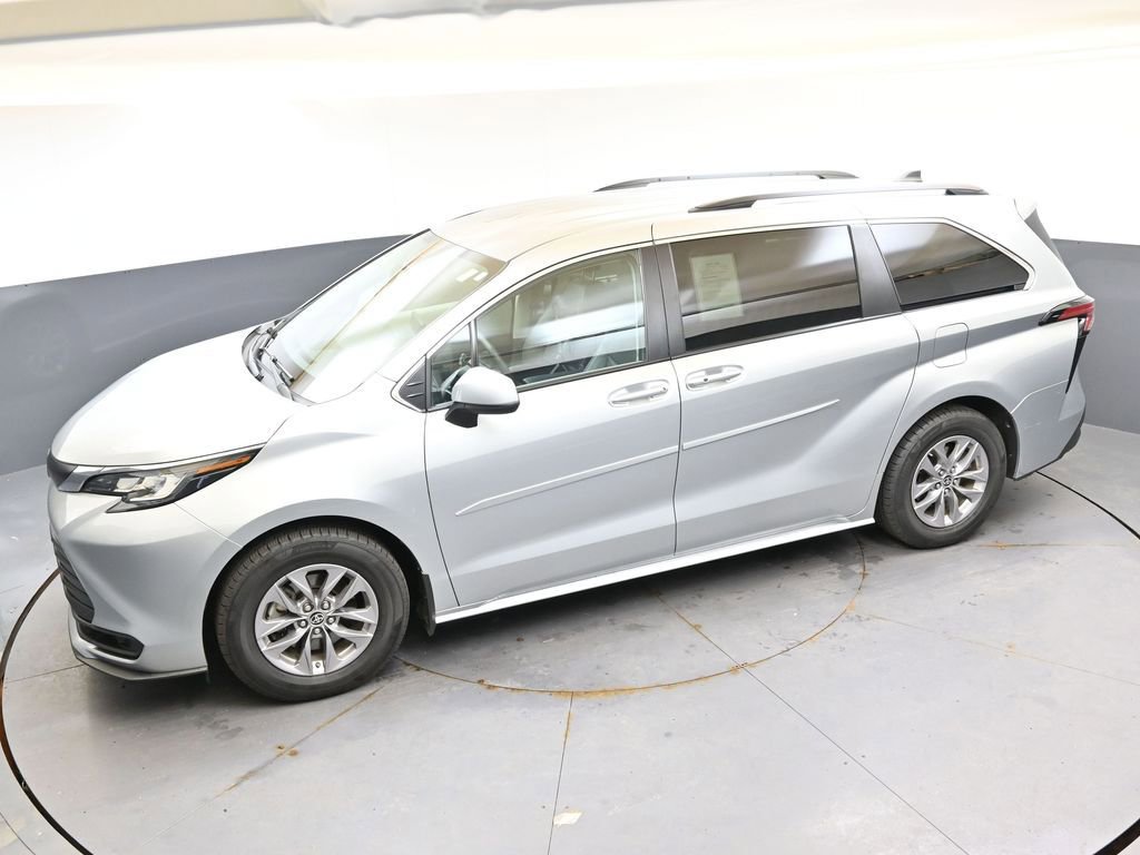 Used 2022 Toyota Sienna LE AWD/4WD image 37