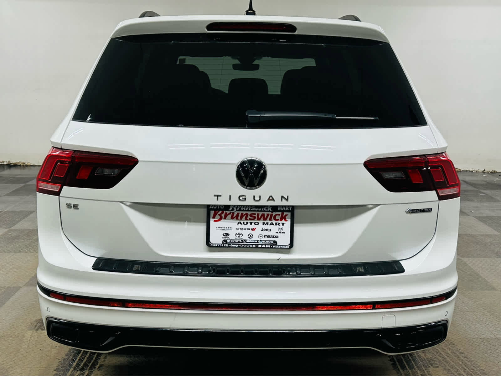 Certified 2024 Volkswagen Tiguan SE R-Line image 5