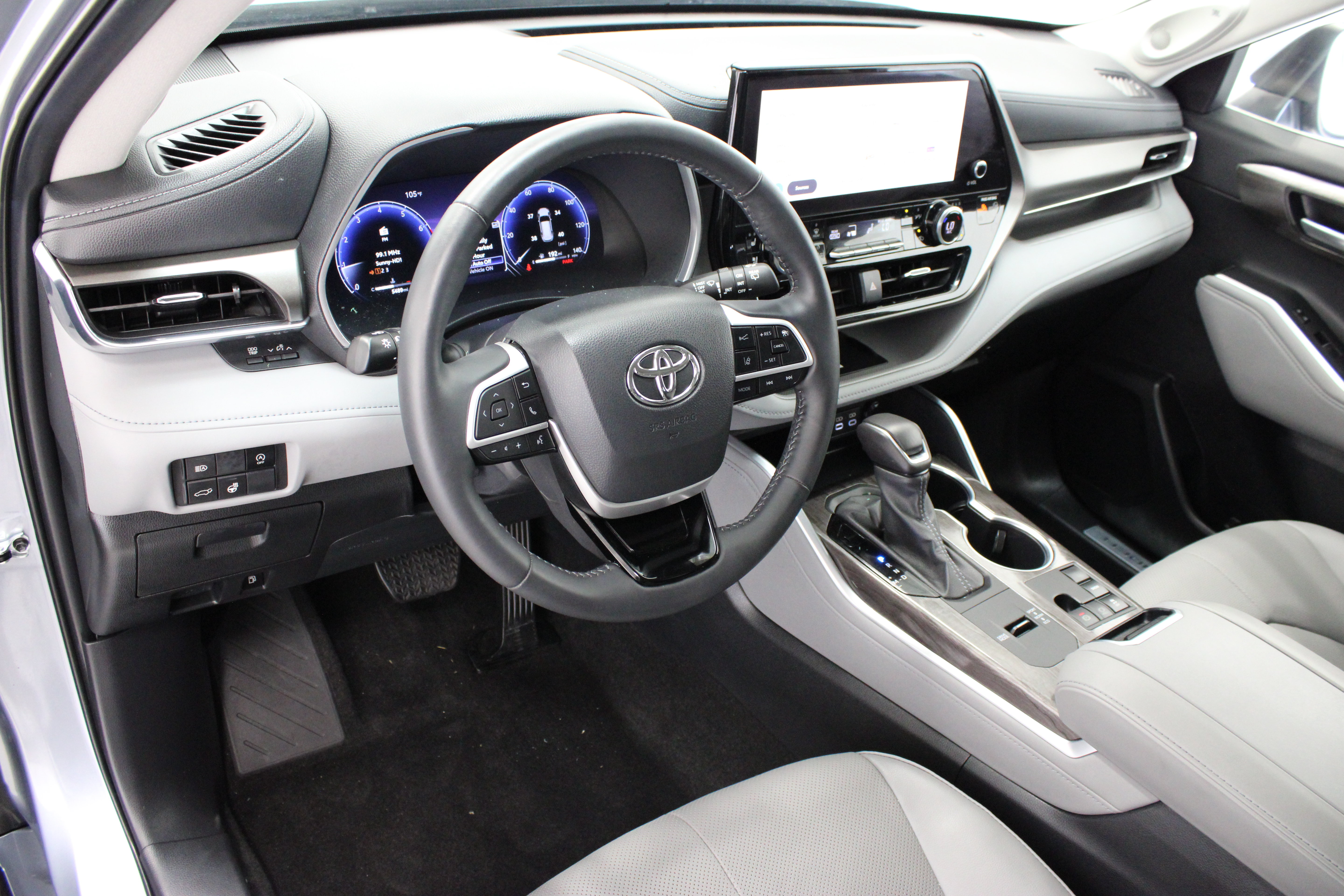 Used 2024 Toyota Highlander Limited FWD image 13