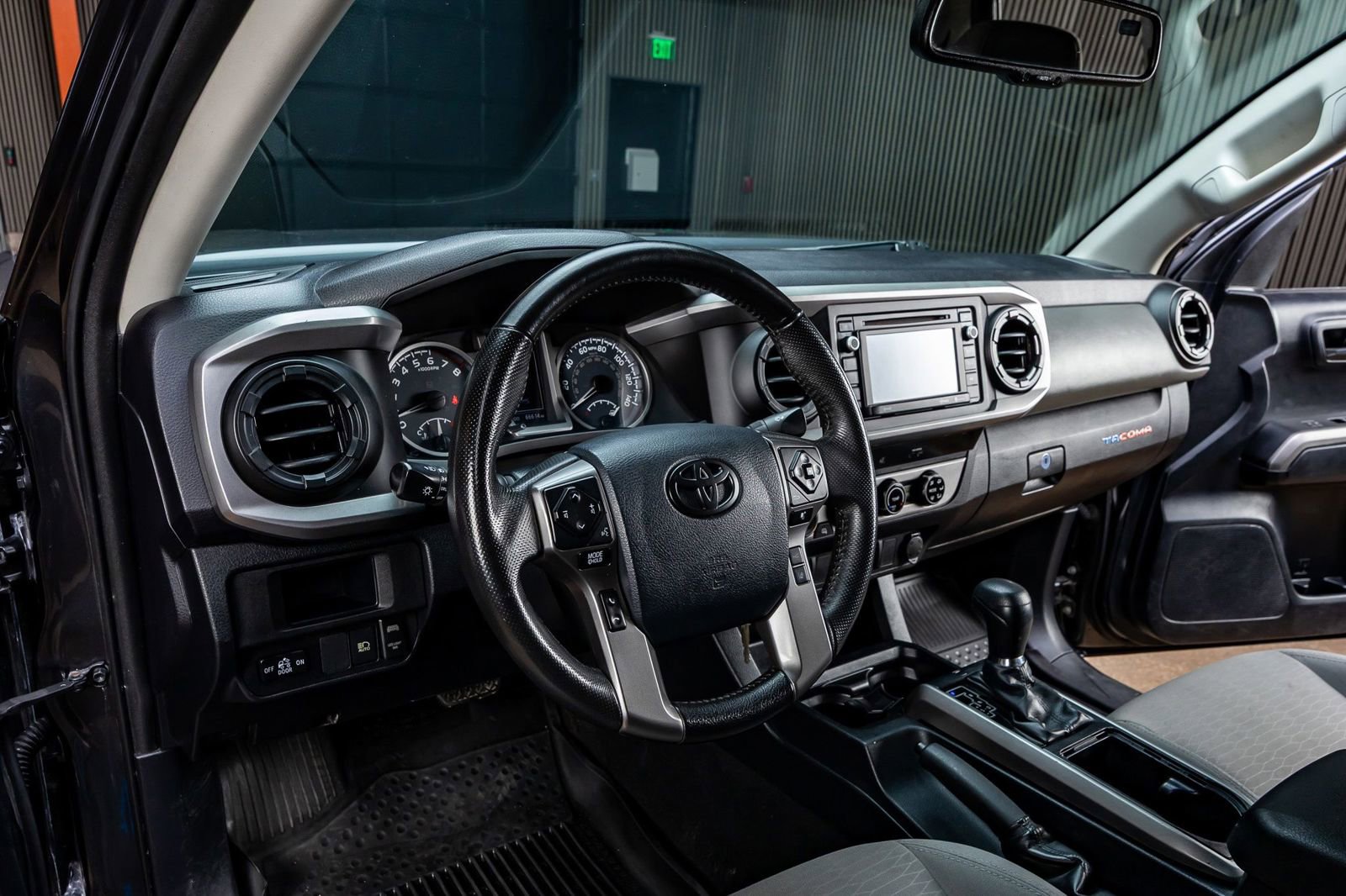 Used 2018 Toyota Tacoma SR5 AWD/4WD image 15