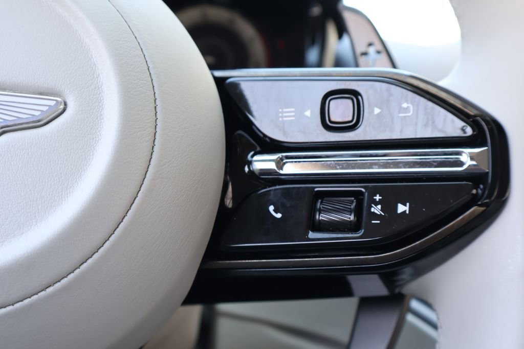 Used 2025 Aston Martin DB12 Coupe image 22