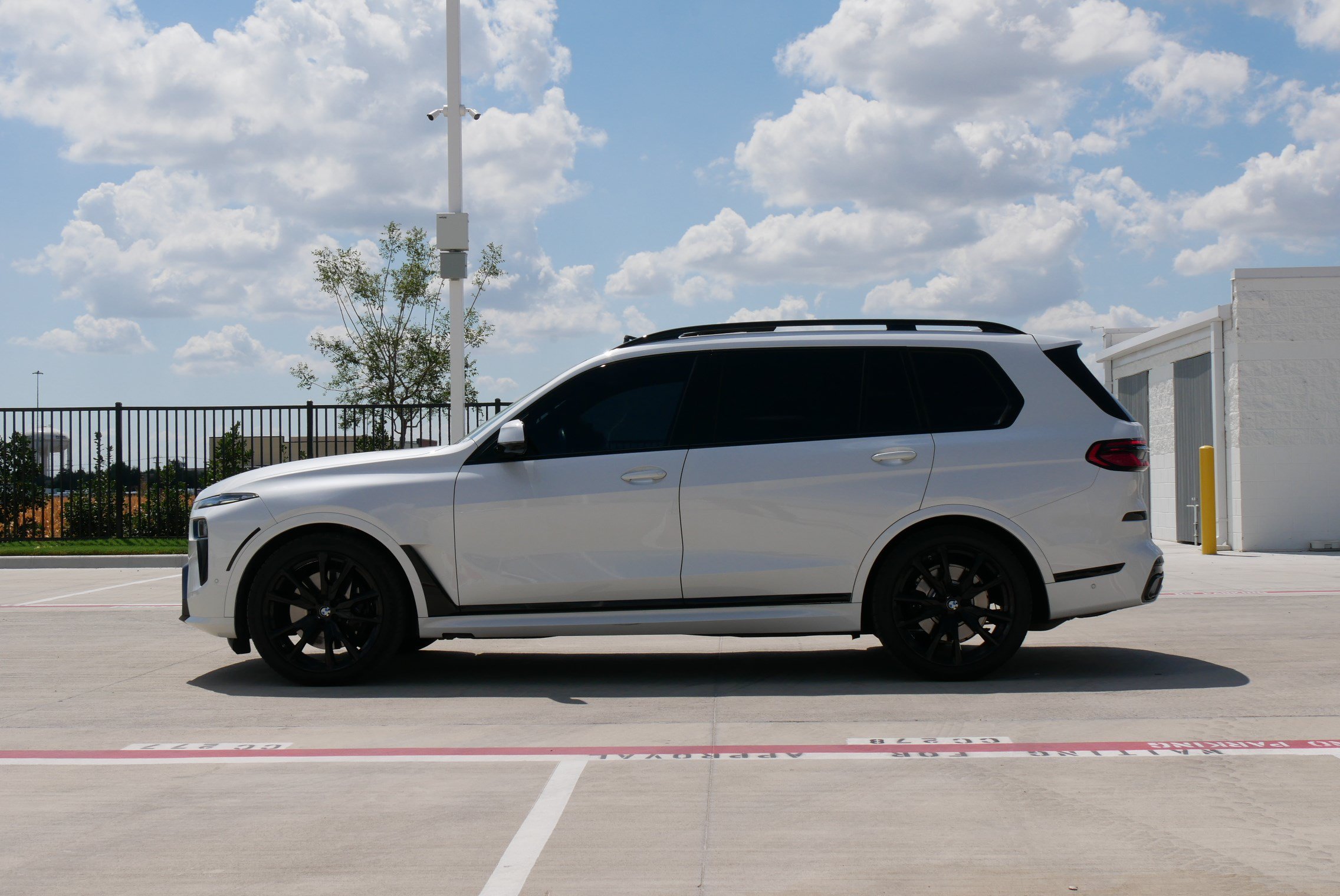 Used 2024 BMW X7 xDrive40i w/ M Sport Package AWD/4WD image 6