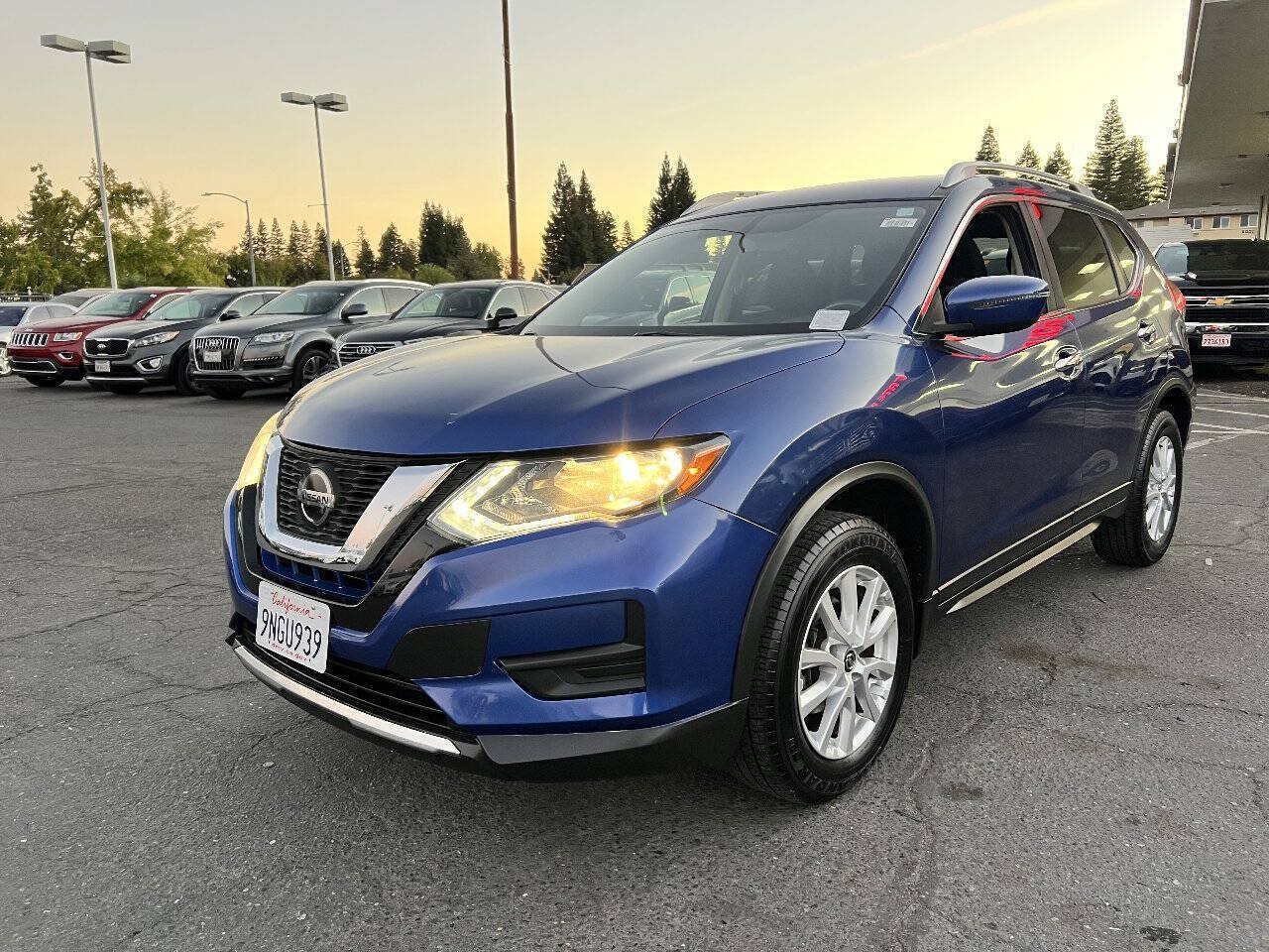 Used 2017 Nissan Rogue SV FWD image 4