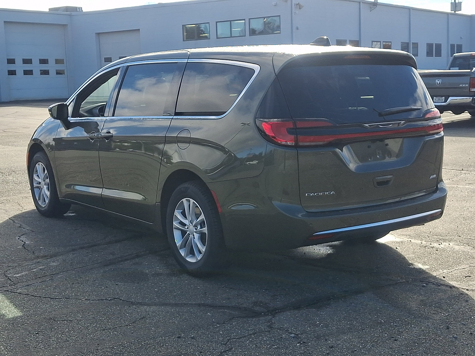 New 2027 Chrysler Pacifica Select AWD/4WD image 3