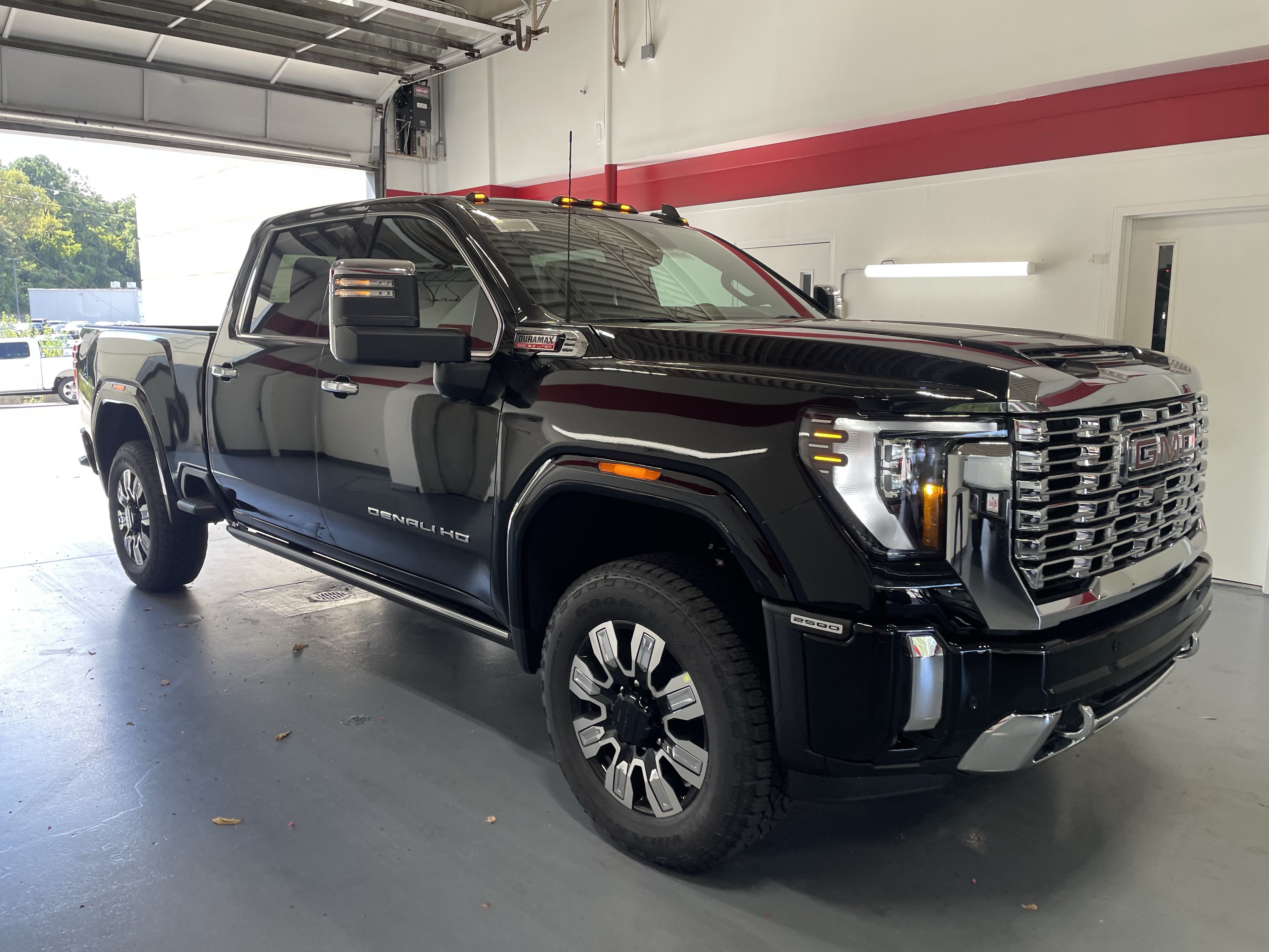 New 2026 GMC Sierra 2500 Denali w/ Denali Reserve Package AWD/4WD image 3