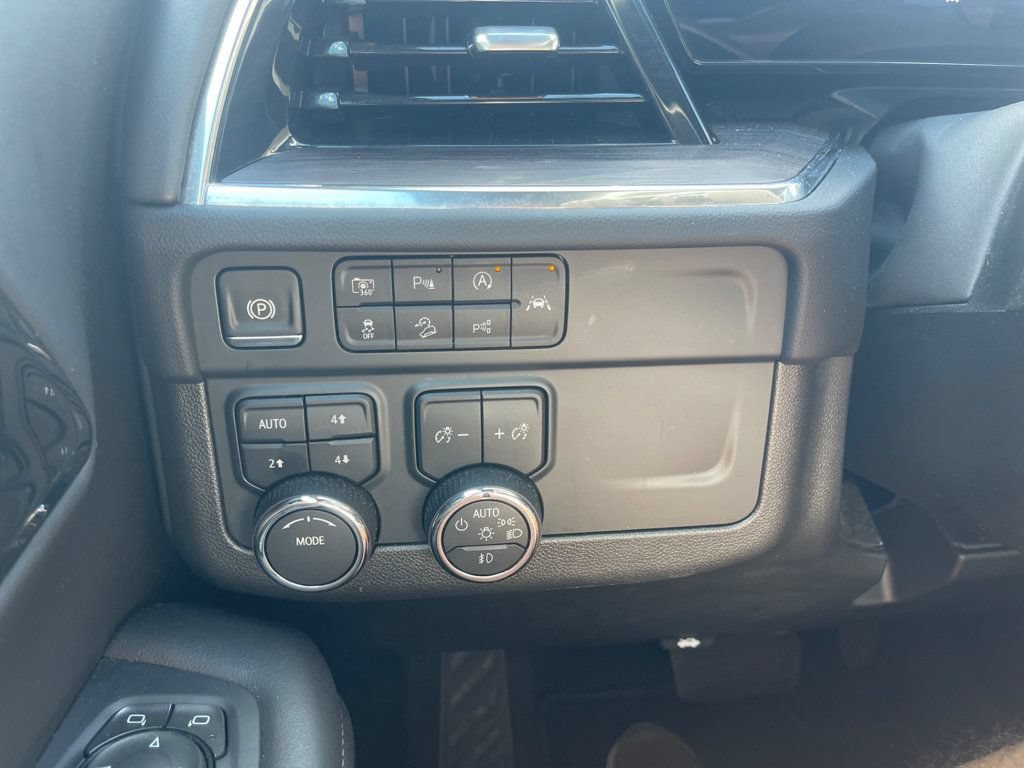 Used 2025 Chevrolet Suburban Z71 AWD/4WD image 18