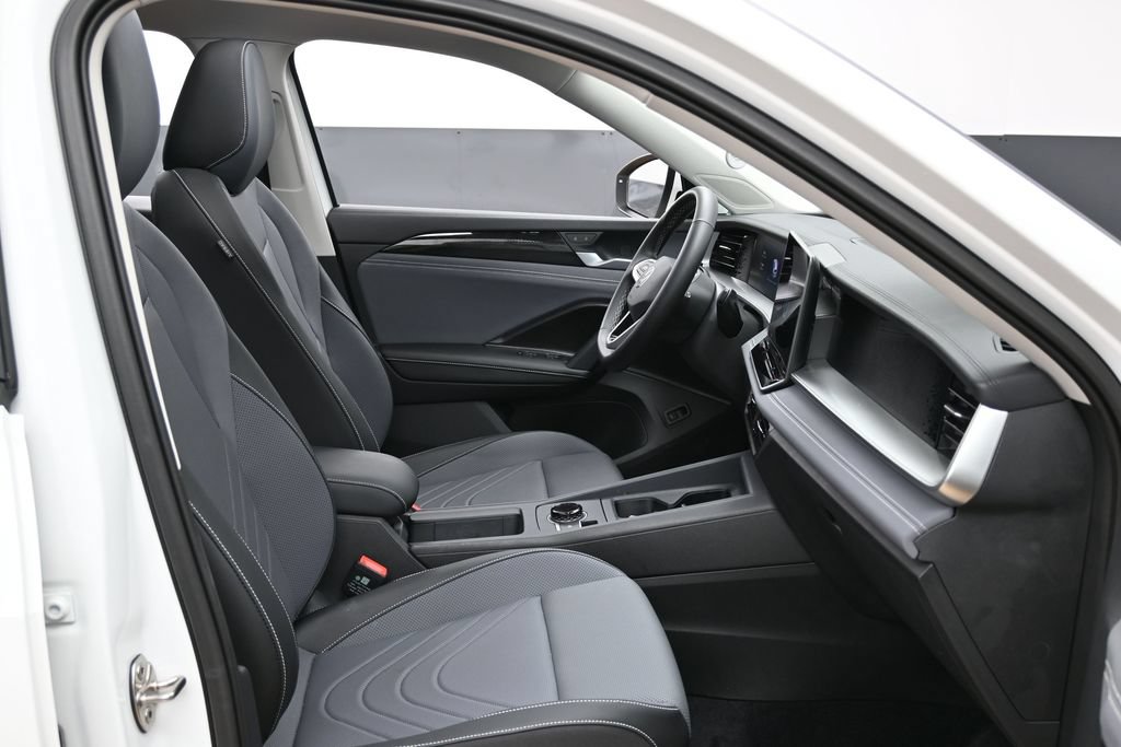 Used 2025 Volkswagen Tiguan SE w/ Panoramic Sunroof Package AWD/4WD image 36