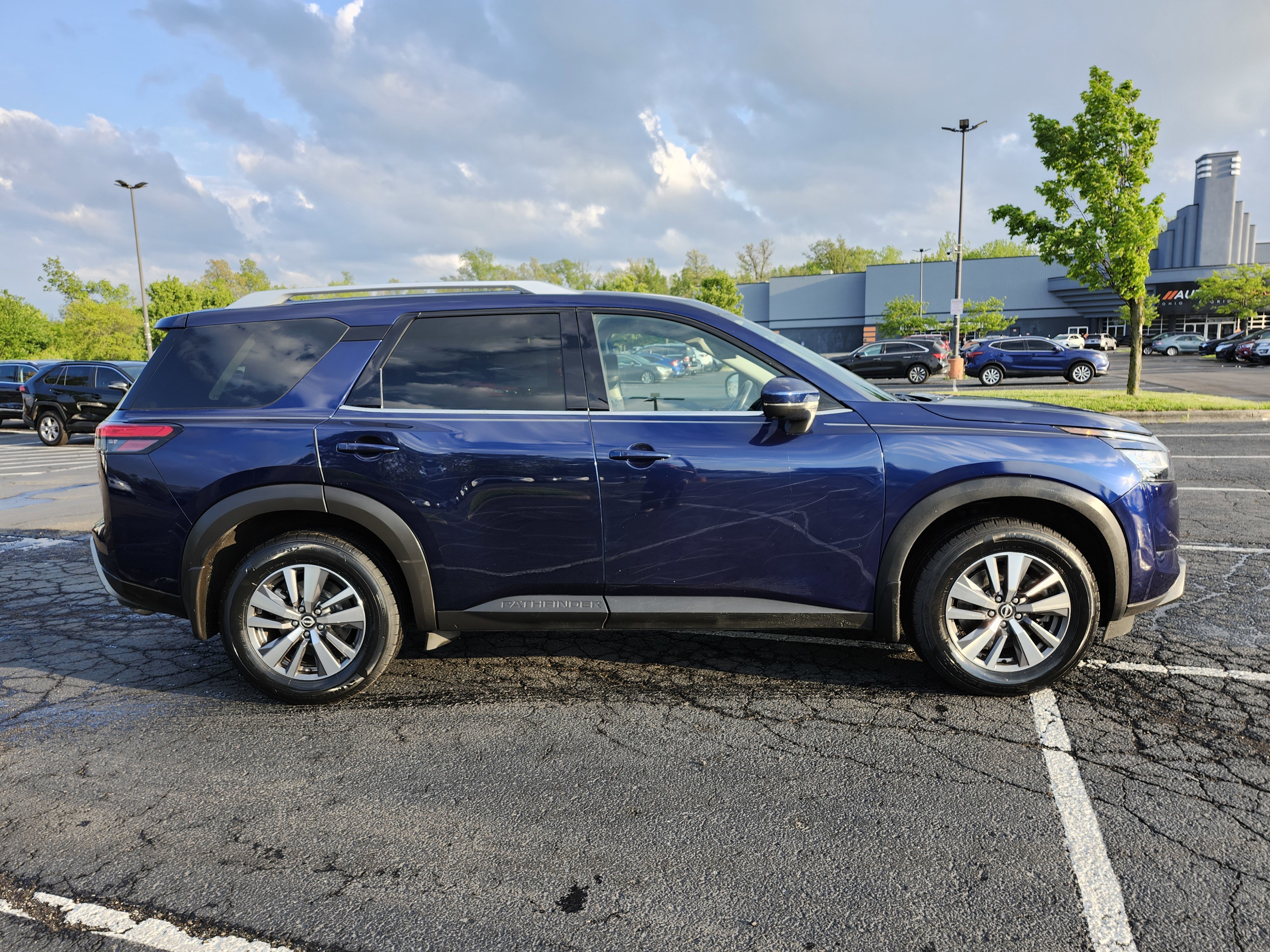 Used 2024 Nissan Pathfinder SL AWD/4WD image 19