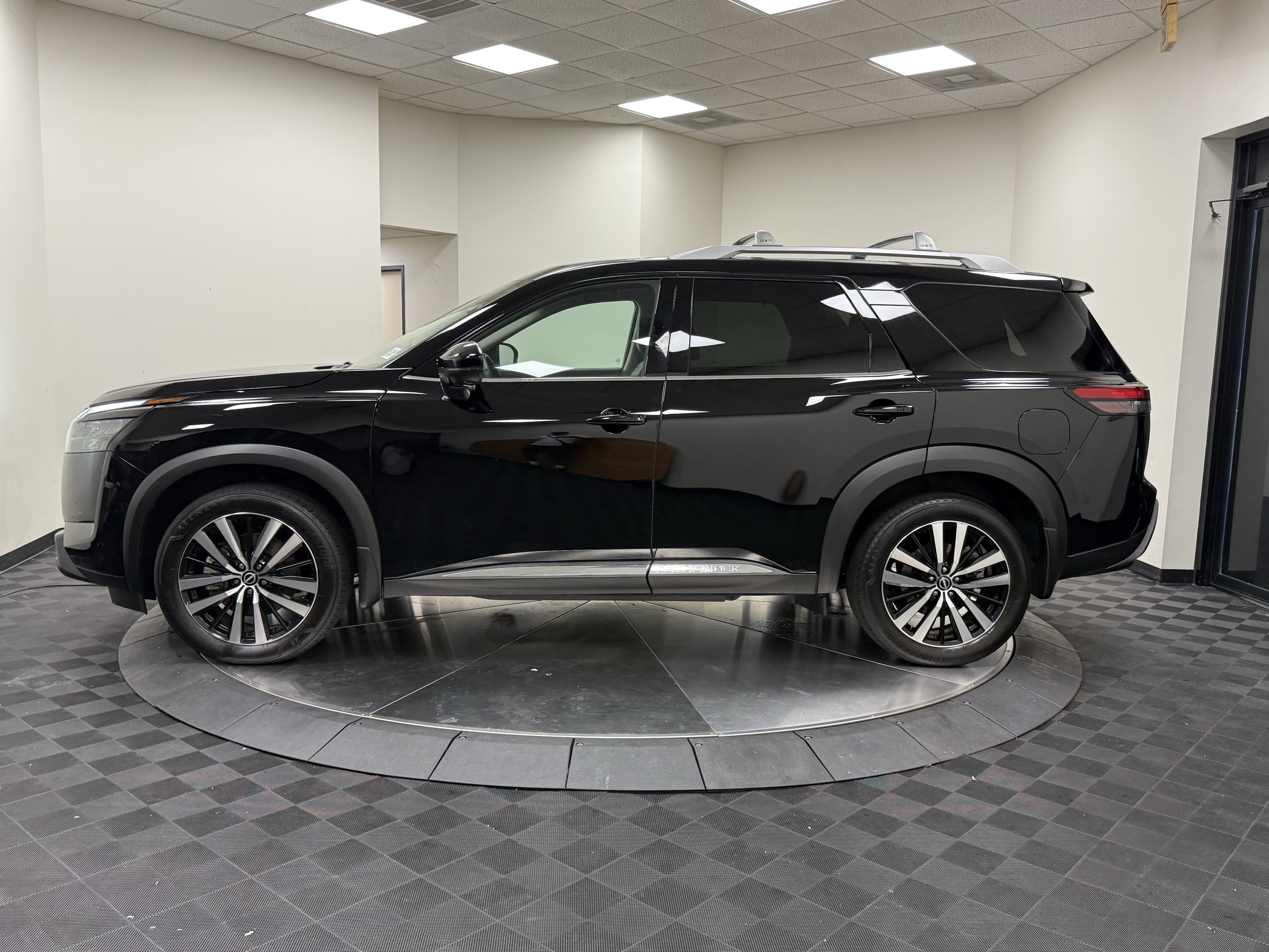Used 2025 Nissan Pathfinder Platinum w/ Cargo Package AWD/4WD image 4