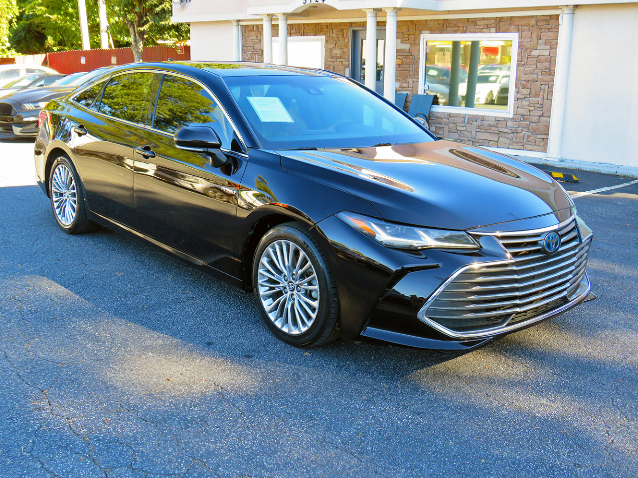 Used 2019 Toyota Avalon Limited image 5