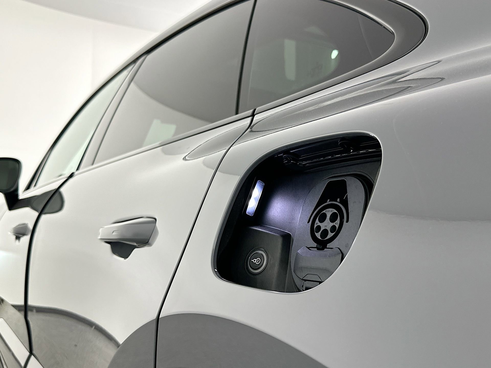 Certified 2025 Porsche Macan 4 Electric image 42
