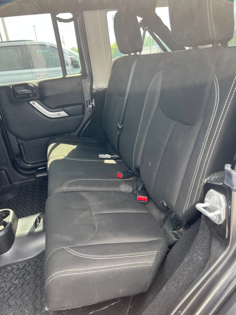 Used 2018 Jeep Wrangler Unlimited Sahara w/ Connectivity Group AWD/4WD image 18