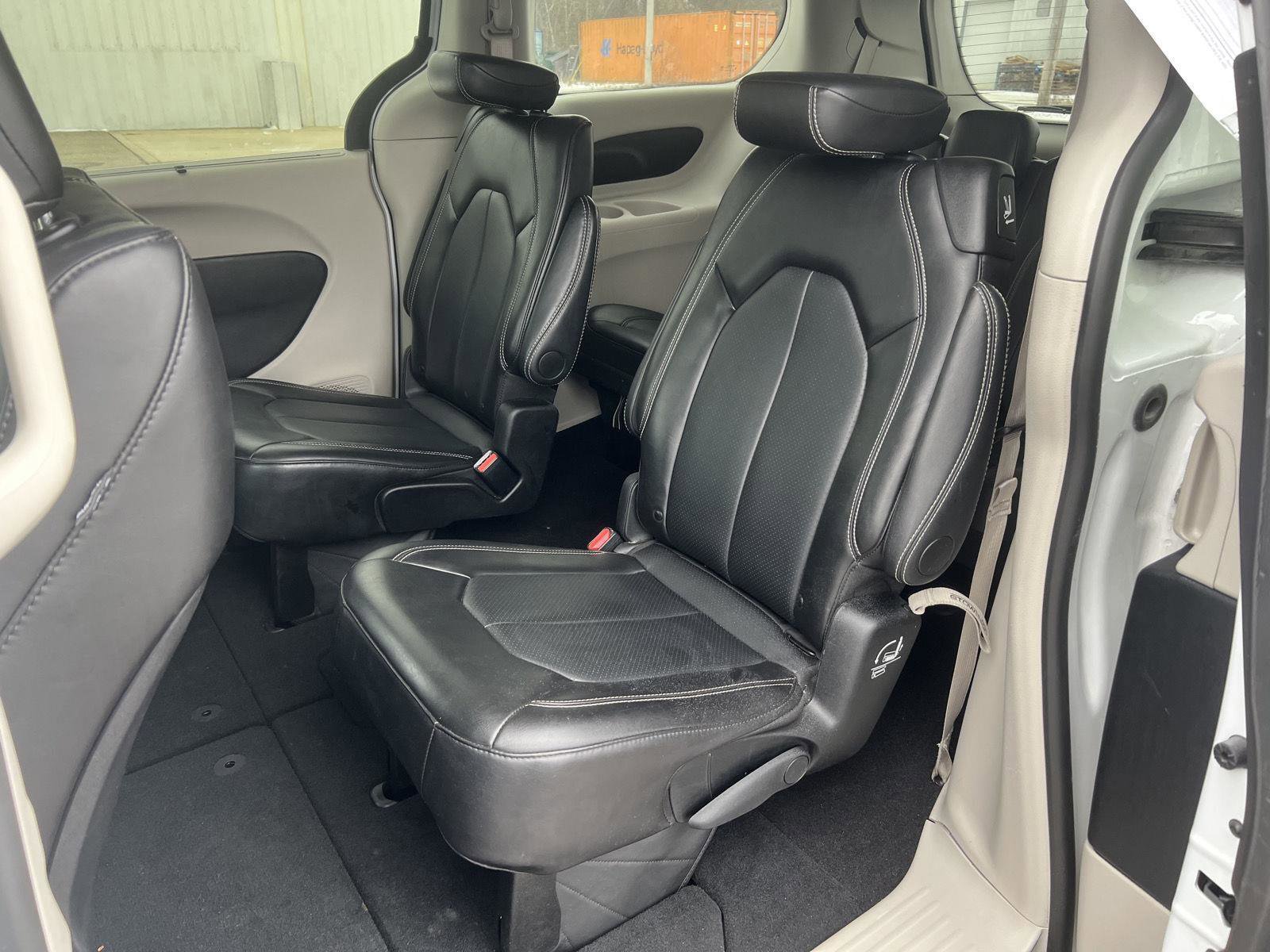 Used 2024 Chrysler Pacifica Touring-L image 27