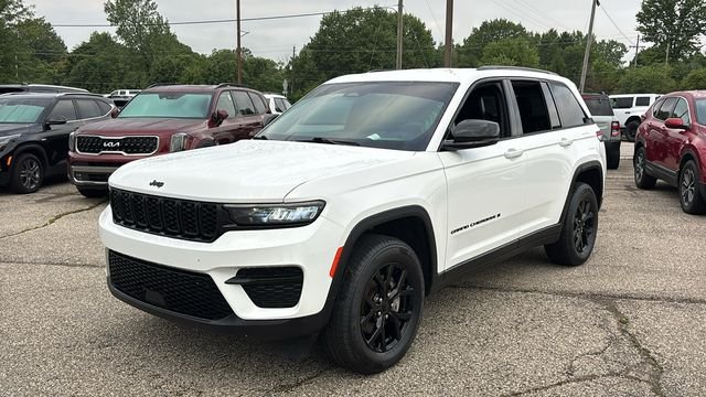Used 2024 Jeep Grand Cherokee Altitude AWD/4WD image 2