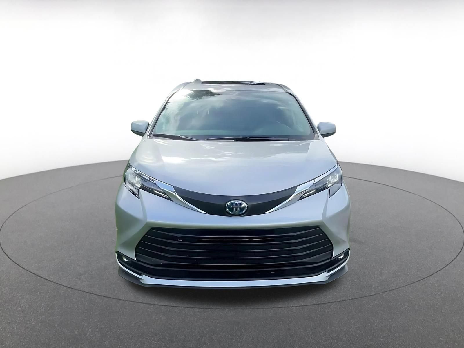 Used 2025 Toyota Sienna XLE FWD image 4