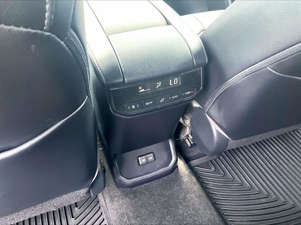 Used 2023 Toyota Highlander XLE AWD/4WD image 29