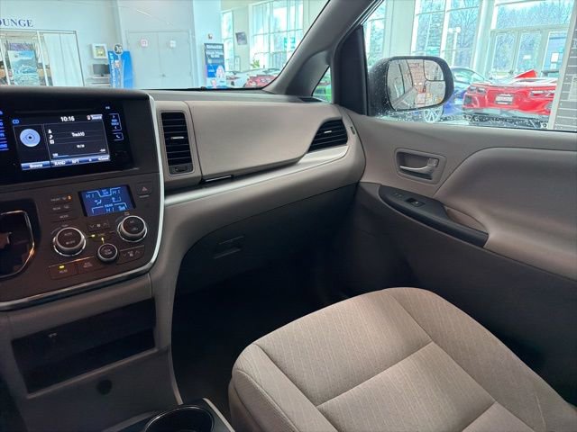 Used 2017 Toyota Sienna LE image 27
