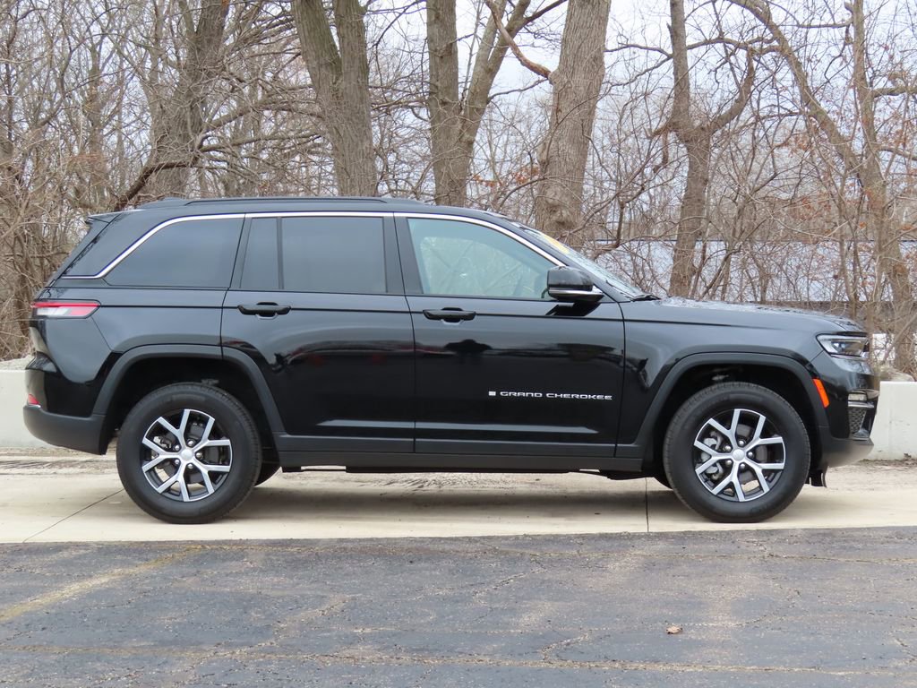 Used 2025 Jeep Grand Cherokee Limited AWD/4WD image 2