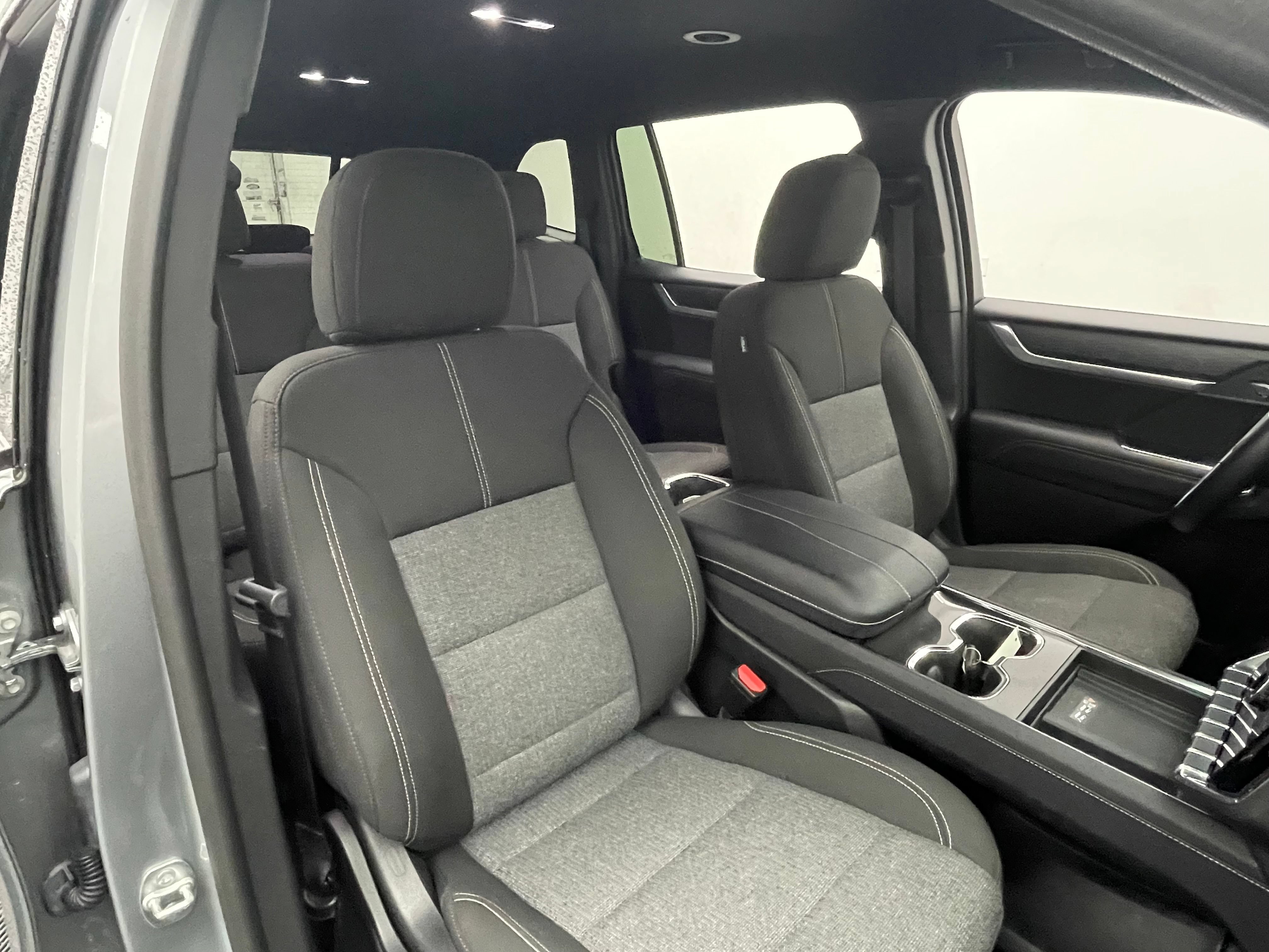 Used 2025 GMC Acadia Elevation FWD image 35
