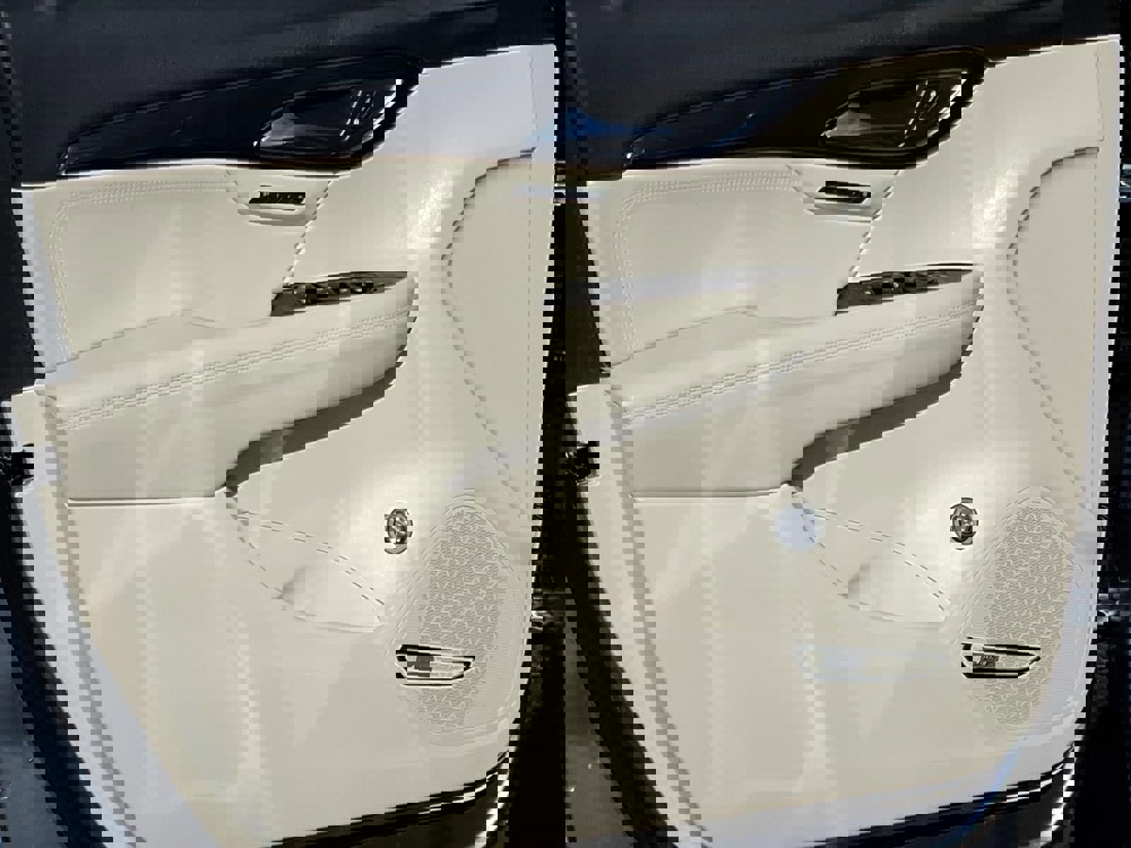 Used 2021 Buick Envision Essence w/ Technology Package I image 21