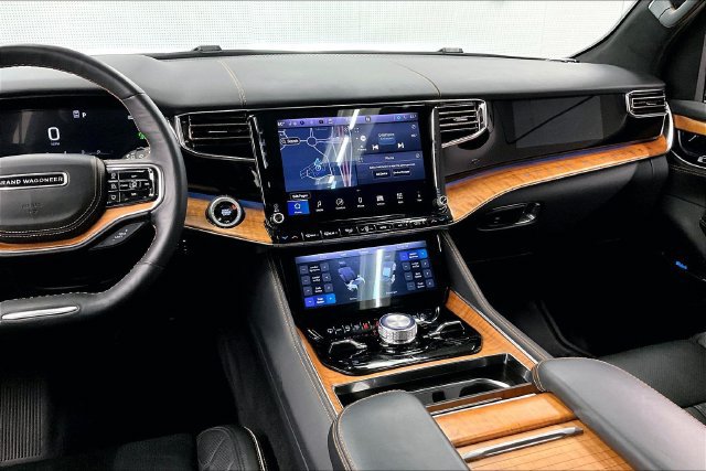 Used 2025 Jeep Grand Wagoneer L Series III w/ Rear-Seat Entertainment Group AWD/4WD image 7