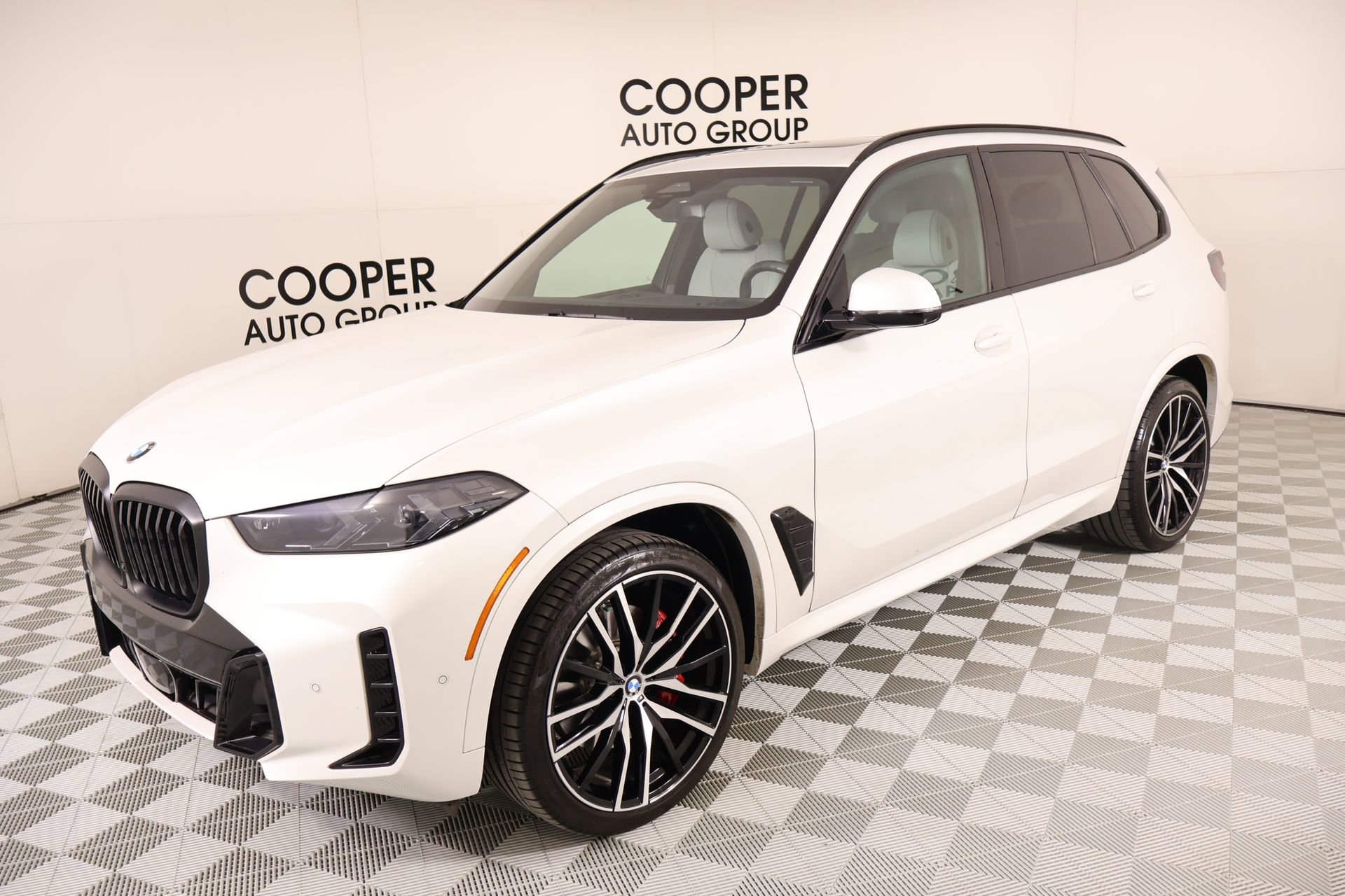 Used 2024 BMW X5 xDrive40i w/ M Sport Package AWD/4WD image 11