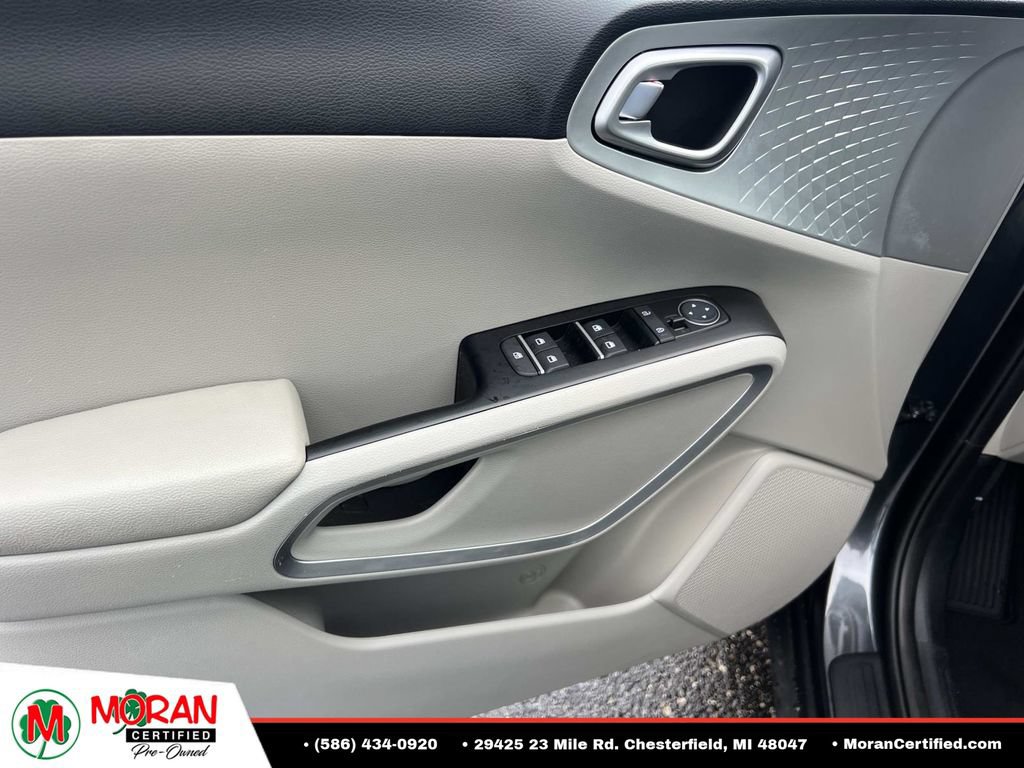 Used 2025 Kia Soul LX w/ LX Technology Package FWD image 14