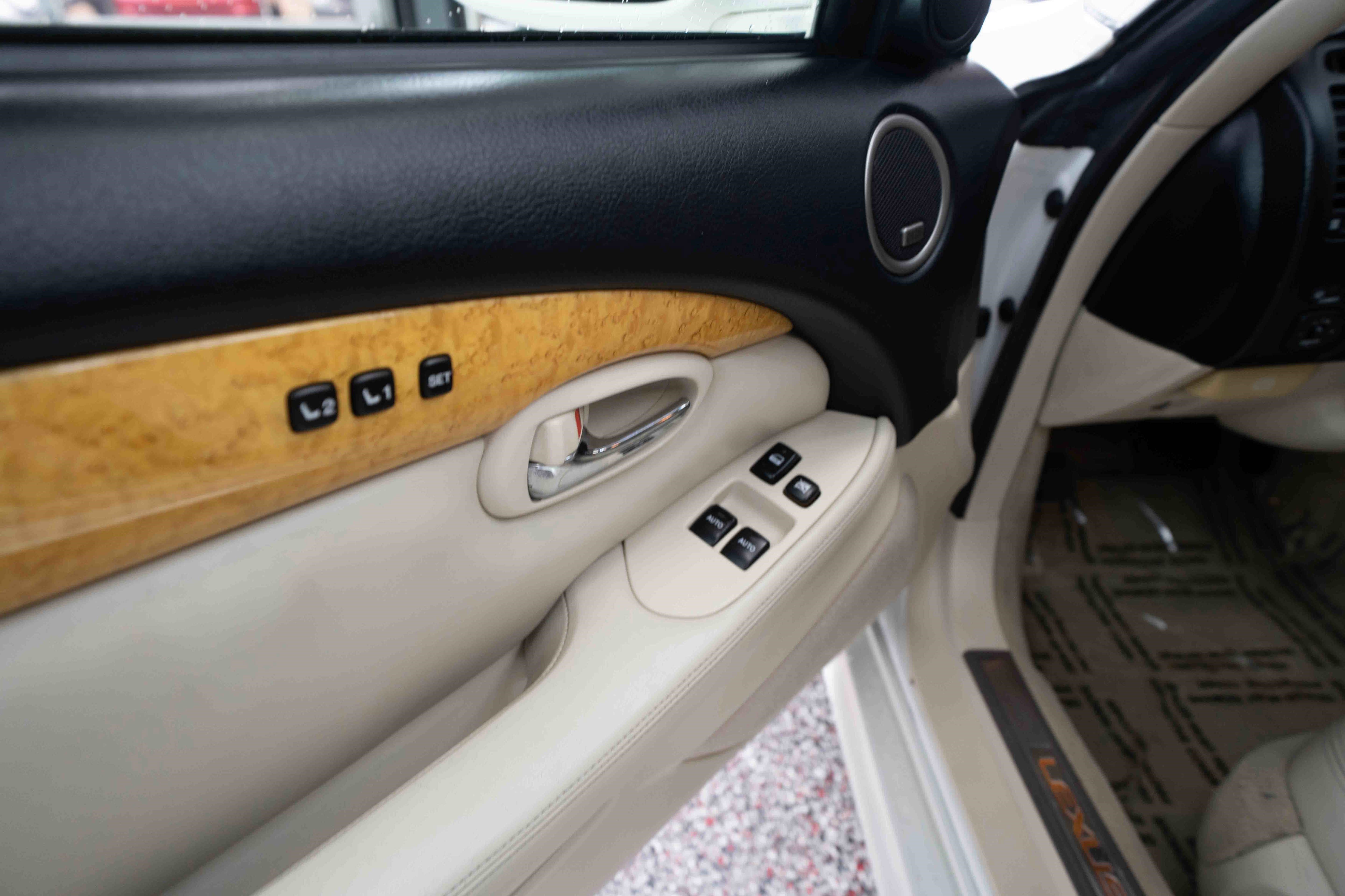 Used 2004 Lexus SC 430 Convertible image 7