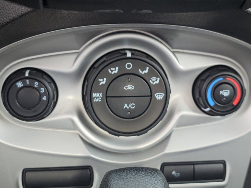 Used 2015 Ford Fiesta SE image 11