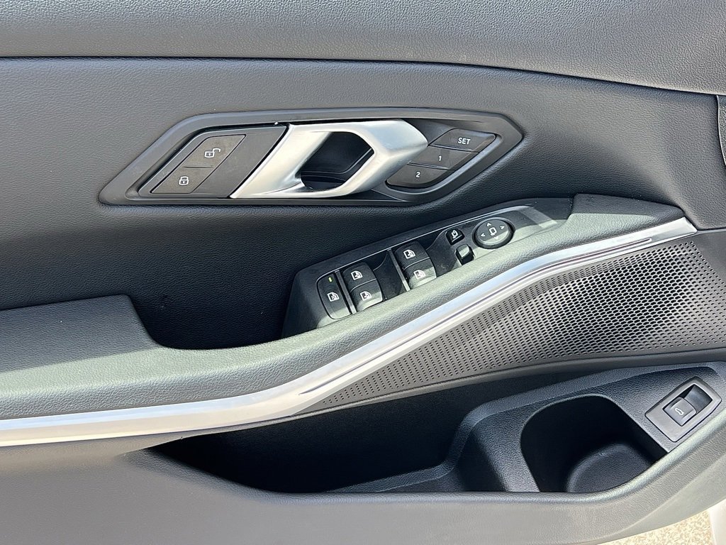 Used 2025 BMW 330i Sedan w/ M Sport Package image 26