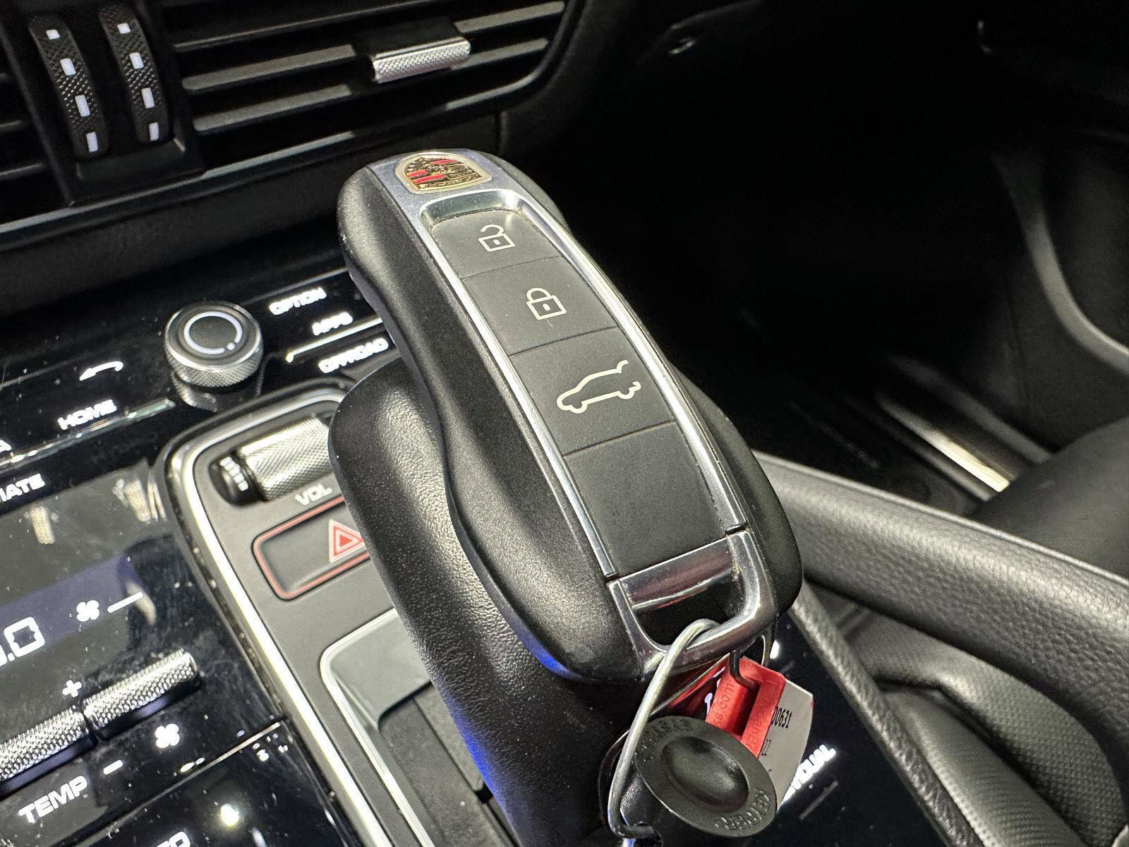 Used 2022 Porsche Cayenne Platinum Edition image 44